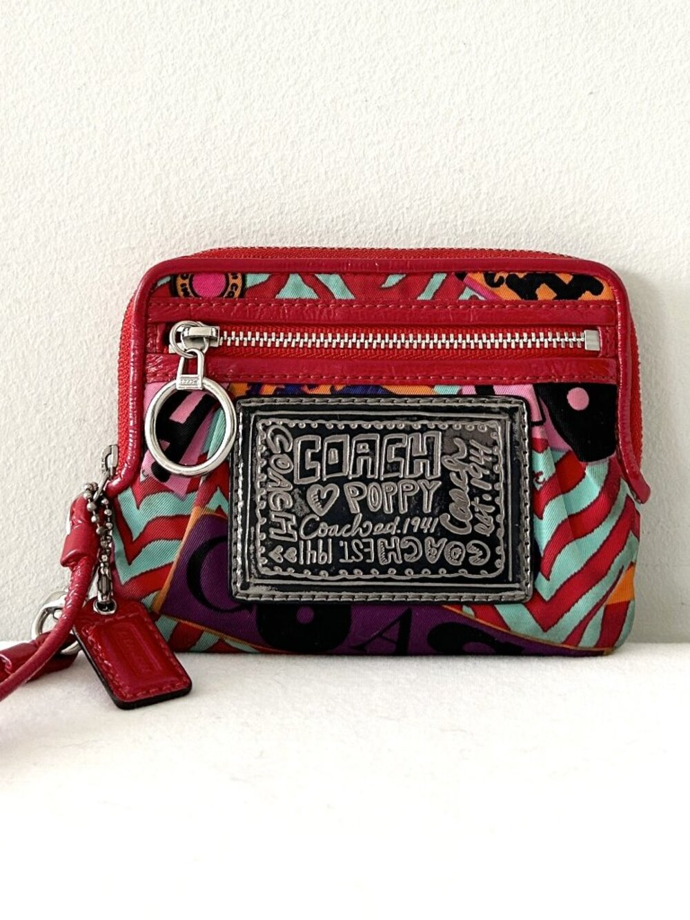 COACH POPPY Wristlet Wallet Pop C Graffiti Red Kaleid Metallic Plaque Hang Tag